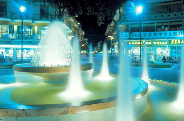 Lignano - fontana v noci
